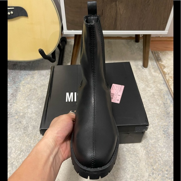 NIB Women’s Size 9 Cleated Sole Essential Chelsea Mid Ankle Boots Triple Black - Picture 8 of 14